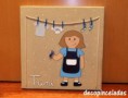 Cuadro niña tendiendo la ropa en azul 30x30 cm (39,95€)